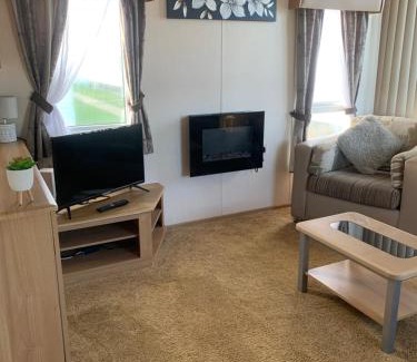 Towyn Casa | B58 3bed caravan, sleeps up to 8, free Wi-Fi, parking