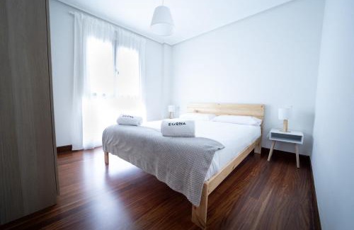 Zarautz Apartamento | Bañeru 1 Vivienda en el centro de Zarautz a 1 min de la playa by Egona
