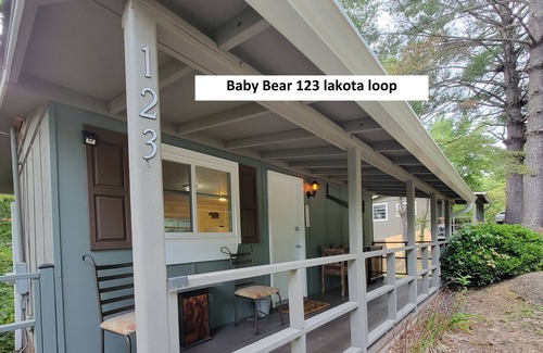 Qualla Cabina | *Baby Bear* Bear-A-Dice CABIN Hot tub, firepit, BBQ hiking trails near Cassino