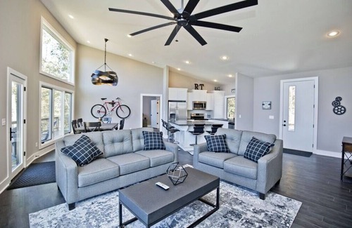 Bella Vista Cabina | Back 40 ENTRANCE in backyard! 15 minutes to entertainment.