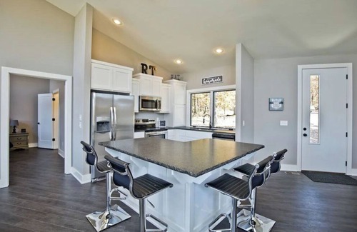 Bella Vista Cabina | Back 40 ENTRANCE in backyard! 15 minutes to entertainment.