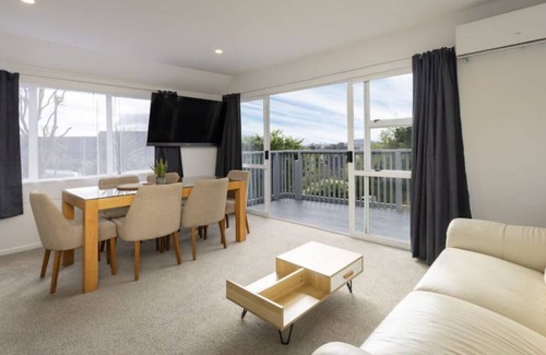 Mount Roskill Apartamento | Back House 1564 · The Cottage: 4 Bedroom 3 bath Mount Roskill