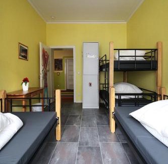 Friedrichstadt Hostal | Backpackers Düsseldorf - SELF CHECK-IN