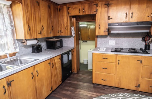 Corinth Casa | Backyard Bliss Near Bangor Concerts, Hiking, Trails. Pasture for Horses!