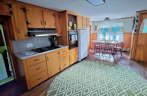 Corinth Casa | Backyard Bliss Near Bangor Concerts, Hiking, Trails. Pasture for Horses!