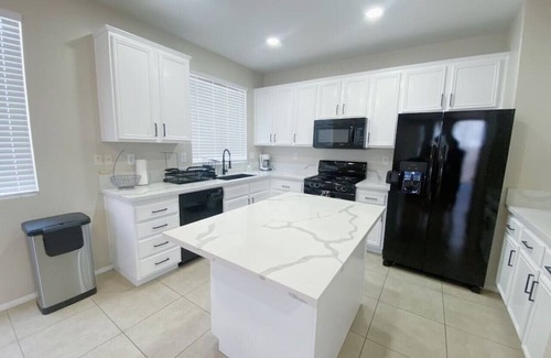 Moreno Valley Casa | ☀Backyard Canal Access☀ Kayak + 5 Bedroom Home!