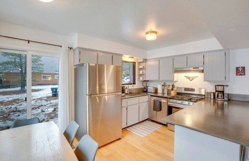 Christmas Valley Cabina | Backyard Sledding| BBQ| Foosball