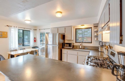 Christmas Valley Cabina | Backyard Sledding| BBQ| Foosball