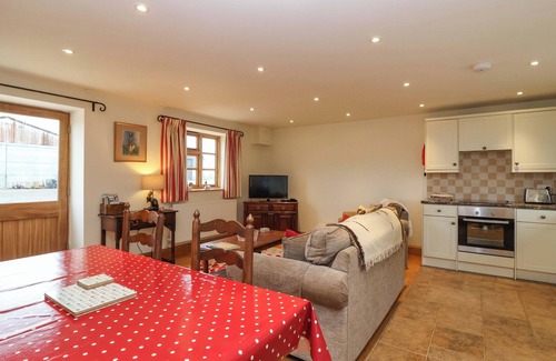 Babcary Cabaña | BADGER COTTAGE, romantic, with a garden in Lydford-On-Fosse