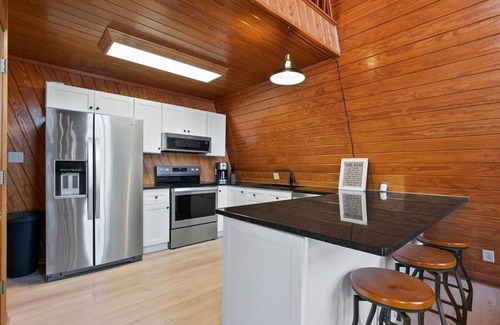 New London Cabina | Badin Lake retreat-nestled in a cove, close to Uwharrie National Forest.