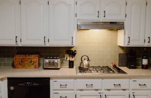 Rogers Casa | Bailey's Woodland Retreat w/HotTub Near Lake - Pet Friendly!
