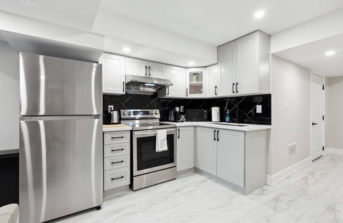 Whitchurch-Stouffville Hotel | Baker Hill Executive Suite - 2 Bedroom Basement Apartment w/ Full Kitchen & Bath