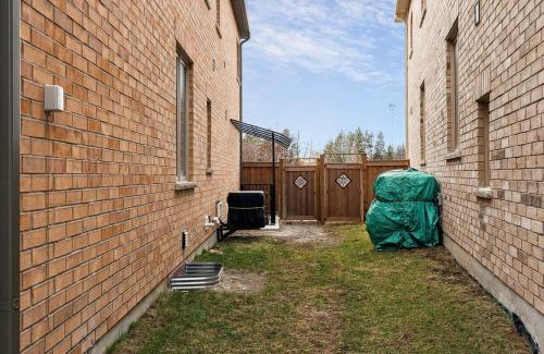 Whitchurch-Stouffville Apartamento | Baker Hill Executive Suite 2 Br Basement Apartment with Full Kitchen and Bath