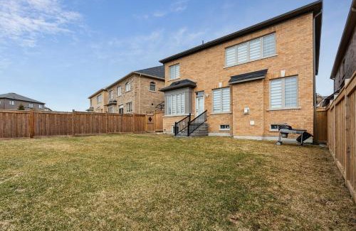 Whitchurch-Stouffville Apartamento | Baker Hill Executive Suite 2 Br Basement Apartment with Full Kitchen and Bath