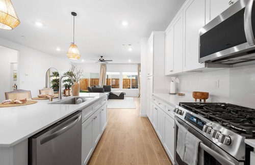 Greenacres Casa | Bakersfield New NW Home – Fully Furnished & Ready. Upscale + Kitchen Amenities