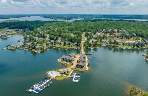 Dadeville Apartamento | Balcony and Community Perks Lake Martin Condo!