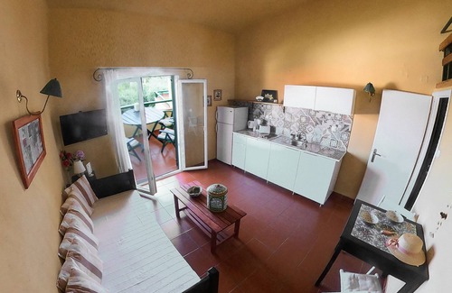 Sithonia Condominio | Balcón y jardín junto al mar, lejos del turismo de masas, en junio Angobot