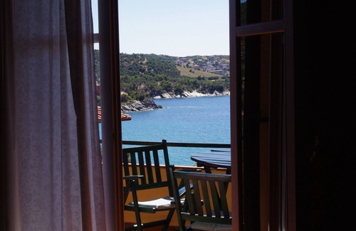 Sithonia Condominio | Balcón y jardín junto al mar, lejos del turismo de masas, en junio Angobot