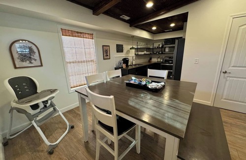 Millville Casa | Balcony-BBQ-Firepit-Hot tub-King-Full kitchen-TV