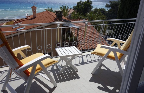 Ospedaletti Apartamento | Balcón del Moro, con vistamare. Cerca de playa, bares y tiendas. 5 positiletto.
