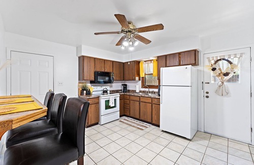 Chesterton Casa | Balcony/Patio/ Fenced Yard/ Attached Garage/near Beach, Park /close to Chicago