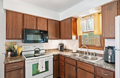 Chesterton Casa | Balcony/Patio/ Fenced Yard/ Attached Garage/near Beach, Park /close to Chicago