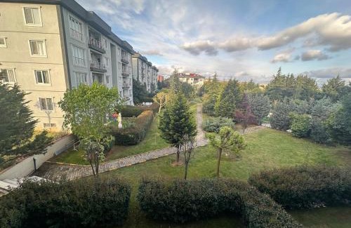 Pendik Apartamento | Balcony , Pool, In Nature