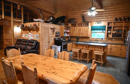 Koochiching County Casa | El Bald Beaver Lodge es un paraíso de caza, pesca, motos de nieve y equitación.
