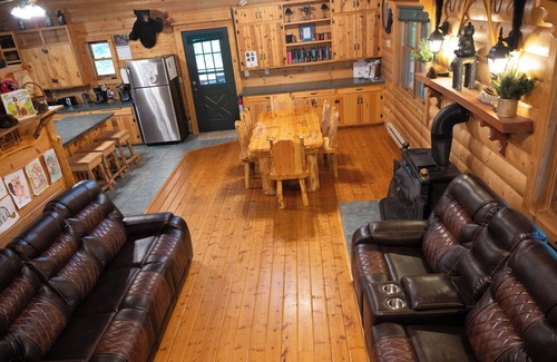Koochiching County Casa | El Bald Beaver Lodge es un paraíso de caza, pesca, motos de nieve y equitación.