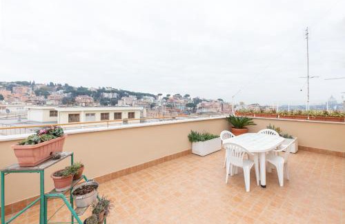 Trionfale Apartamento | Balduina Sunny Penthouse with Terrace