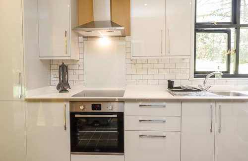 Loughton Cabaña | BALDWIN’S HILL COTTAGE, pet friendly, with open fire in Loughton