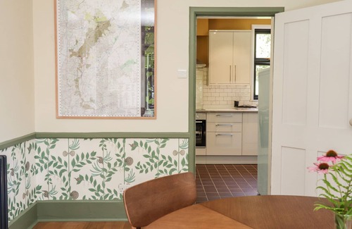 Loughton Cabaña | BALDWIN’S HILL COTTAGE, pet friendly, with open fire in Loughton