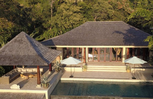 Hatillo Villa | Villa en la cima de la montaña balinesa con 100 millas de vistas despejadas del Océano Pacífico.