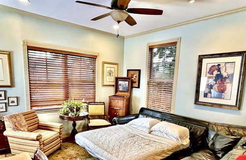 Ballard Casa | Ballard Bunkhouse 2 flats & Airstream trailer near ent. district. EV charger