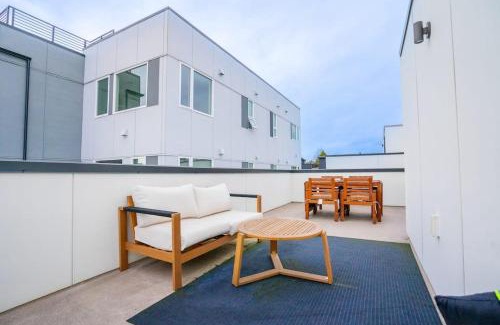 West Woodland Casa | Ballard's Pet-Friendly Mid Century Home + Rooftop Deck