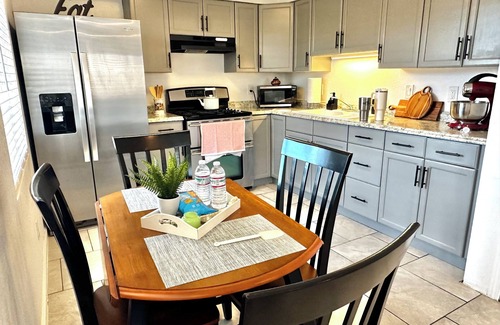 La Mesa Apartamento | BALLOON FESTIVAL experience ABQ in style newly renovated 2BD/1BA apartment