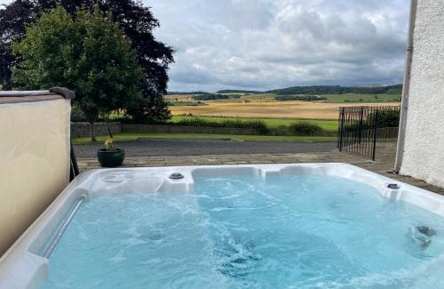 Cupar Casa | Balmeadowside Farmhouse with Hot Tub
