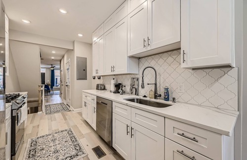 Canton Casa | BALTIMORE ROWHOUSE CLOSE TO WATER KING BED PARKING