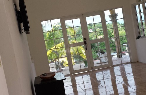 Stewart Town Casa | Alquiler de casa de vacaciones Bamboo Breeze Inn, a 5 millas de la colina desde el Priorato costero