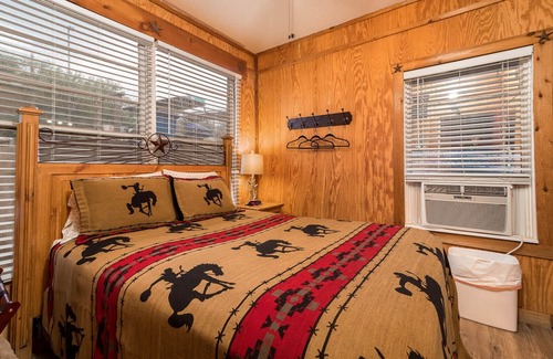 Bandera Hotel | Bandera Bunkhouse On Main #5
