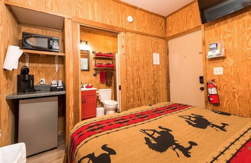 Bandera Hotel | Bandera Bunkhouse On Main #5