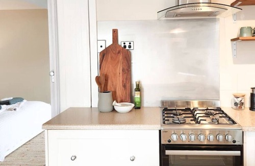 Aldinga Beach Cabina | Banskia Retreat: Wanderers' sanctuary by the sea