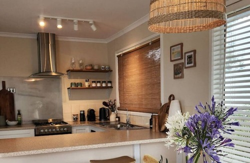 Aldinga Beach Cabina | Banskia Retreat: Wanderers' sanctuary by the sea