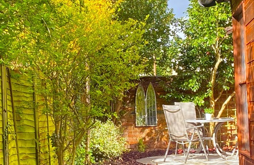 City Centre Cabaña | Bard's Nest Scholars Cottage, town centre, 2 bedrooms 2 bathrooms, 5 mins RSC