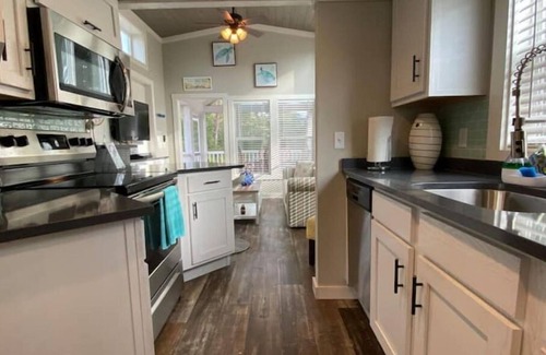 Carrabelle Cabaña | Barefoot & Beachy! Cute, Cozy Cottage-Sleeps 4