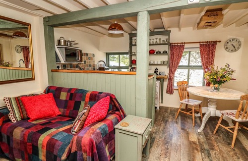 Felinfach Cabaña | BARLEY COTTAGE, romantic, with open fire in New Quay