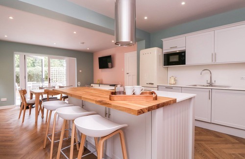 Chingford Cabaña | BARN HOPPITT LODGE, pet friendly, with open fire in Chingford