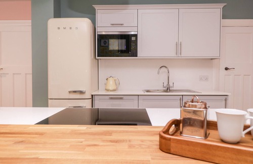 Chingford Cabaña | BARN HOPPITT LODGE, pet friendly, with open fire in Chingford