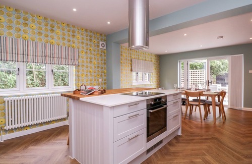 Chingford Cabaña | BARN HOPPITT LODGE, pet friendly, with open fire in Chingford