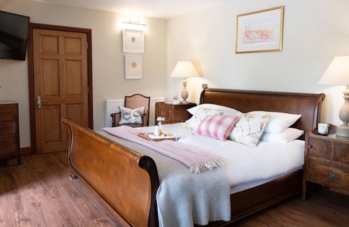 Stockbridge Cabaña | BARNACK BEAUTY, THE APPLE ROOMS, romantic in Stockbridge